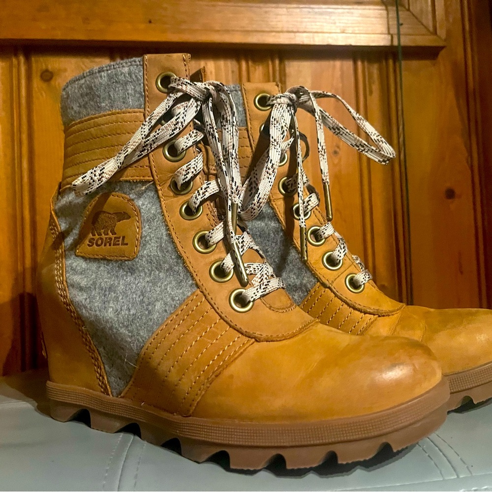 Sorel wedge winter boots with excellent traction. Worn a few times only.